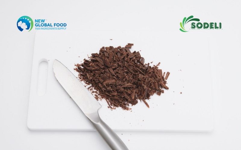 Chuẩn bị socola và kem