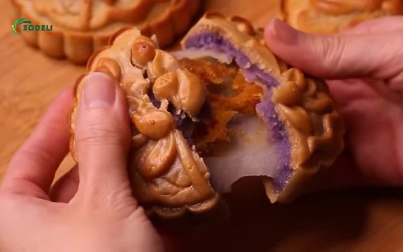 Dễ phối với trứng muối, mochi và phô mai